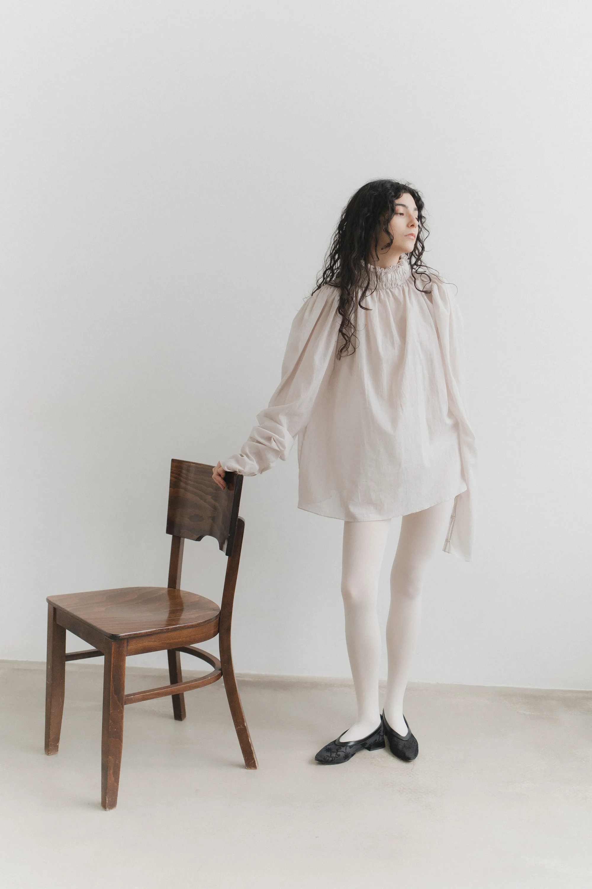 Блузка с высоким воротом-стойкой со сборками